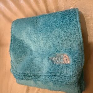 SUPER WARM, soft & plush AQUA scarf by The North Face